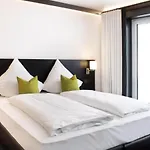 By Wmm Hotel *